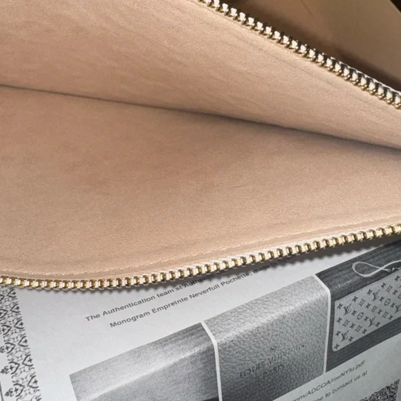 Louis Vuitton White and Gold Monogram Pouch
Comes with Box and dust bag - Picture 6 of 7
